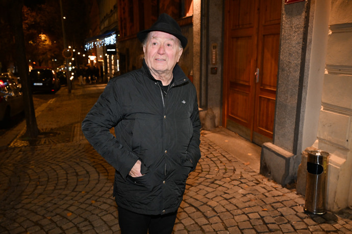 FOTO: Petr Janda v černém kabátku a klobouku. – stránka 44