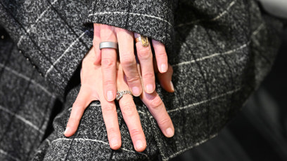 FOTO: Eva Herzigová doplnila outfit o jemné šperky.