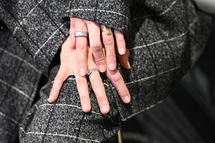 FOTO: Eva Herzigová doplnila outfit o jemné šperky. – stránka 110