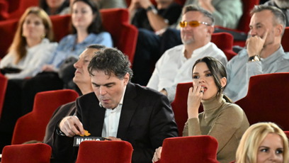 FOTO: Pár sleduje film, ale stíhá i jíst.