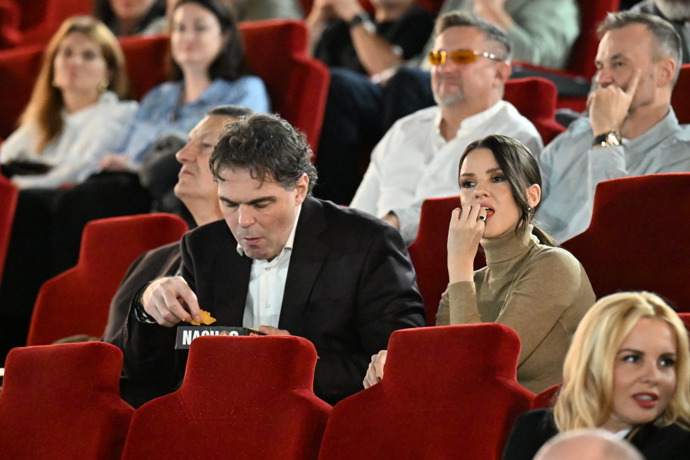 FOTO: Pár sleduje film, ale stíhá i jíst. – stránka 2