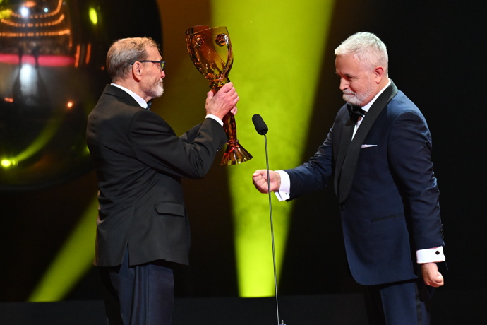 FOTO: Ladislav Frej převzal cenu z rukou Ondřeje Kepky. – stránka 5