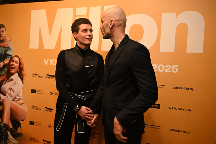 FOTO: Dvojice si vyměňovala zamilované pohledy. – stránka 35