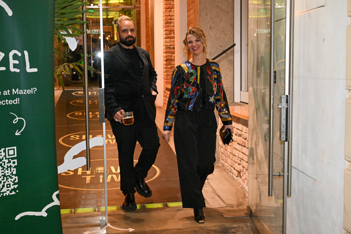 FOTO: Kapitán Demo se ženou. – stránka 7