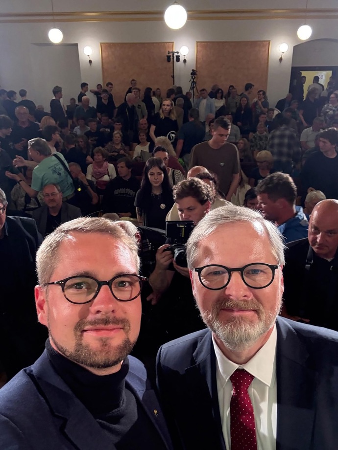 FOTO: Matěj Ondřej Havel s Petrem Fialou. – stránka 36