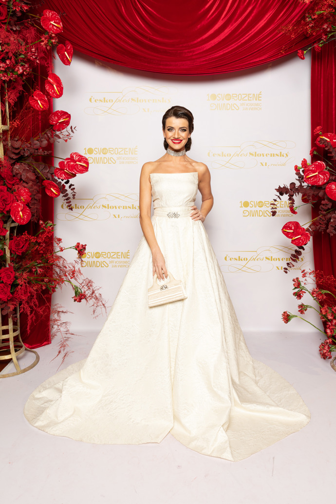 FOTO: Ivana Regešová na plese. – stránka 6