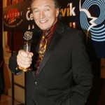 Ani v roce 2006 se zpěvák nevzdal vzorované kravaty.