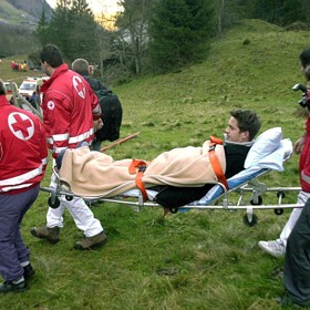 Záchranáři se zraněnými v Kaprunu.