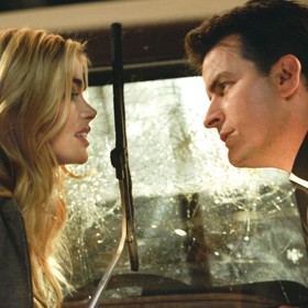 Denise Richards a Charlie Sheen ve filmu Scary movie.