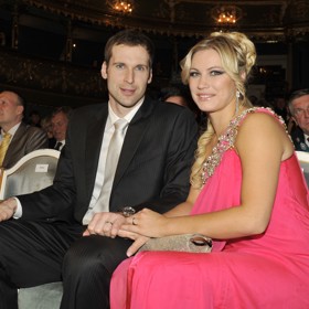 Srpen přinesl velmi nečekané rozvodové oznámení. Postaral se o něj fotbalový brankář Petr Čech, když na Instagramu přiznal, že se rozešel se svou studentskou láskou Martinou.