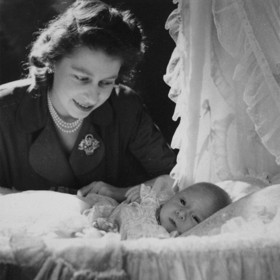 Král Karel III. přišel na svět jako prvorozený potomek budoucí britské královny Alžběty II. a jejího chotě, prince Philipa.