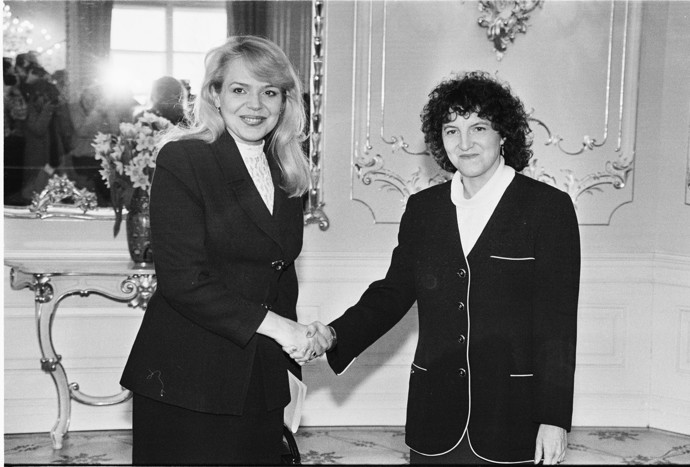 FOTO: Vlasta Parkanová s někdejší první dámou Dagmar Havlovou. – stránka 9