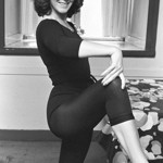 Krásná a talentovaná Norka Anni-Frid se zrodila z nacistického programu Lebensborn, proto se ihned po válce stala terčem nenávisti sousedů. Její maminku označili za zrádkyni a vyhnali ji i s dcerou do Švédska.