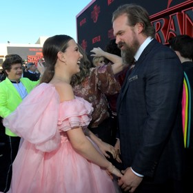 Millie podala stížnost na Davida Harboura.