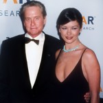 Catherine Zeta-Jones a Michael Douglas se seznámili v roce 1998. O rok později se zasnoubili a roku 2000 se konala svatba.