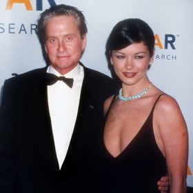 Catherine Zeta-Jones a Michael Douglas se seznámili v roce 1998. O rok později se zasnoubili a roku 2000 se konala svatba.