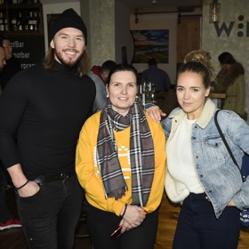 Spisovatelka Libka Safr po boku Lucie Vondráčkové a Matyáše Hložka.