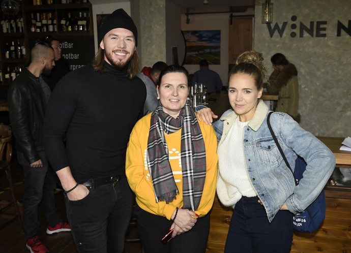 FOTO: Spisovatelka Libka Safr po boku Lucie Vondráčkové a Matyáše Hložka.