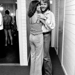 Zde Frida začala zpívat a na přelomu sedmdesátých a osmdesátých let se proslavila jako členka skupiny ABBA, kde působila s druhým manželem Bennym Anderssonem (na snímku). Z prvního manželství měla tou dobou už dvě děti - Hanse Ragnara a Ann Lise-Lotte.