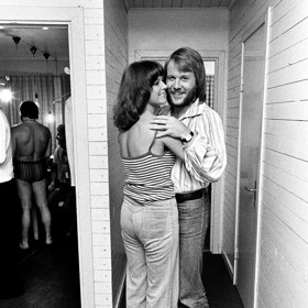 Zde Frida začala zpívat a na přelomu sedmdesátých a osmdesátých let se proslavila jako členka skupiny ABBA, kde působila s druhým manželem Bennym Anderssonem (na snímku). Z prvního manželství měla tou dobou už dvě děti - Hanse Ragnara a Ann Lise-Lotte.