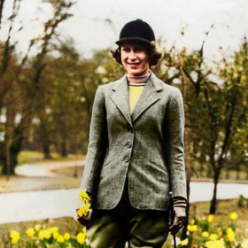 Královna Alžběta II., tehdy ještě princezna Elizabeth, na fotce u příležitosti 14. narozenin. Podoba s vnučkou Louise je nepřehlédnutelná. A to nejen v rysech obličeje, ale také stylu oblékání.