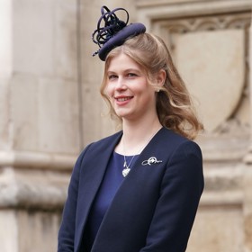 Lady Louise Windsor je šestnáctá v pořadí na britský trůn. Jejím tátou je nejmladší syn královny Alžběty II., princ Edward, a maminkou vévodkyně Sophie. Má ještě mladšího brášku Jamese, který zanedlouho oslaví osmnácté narozeniny.