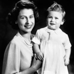 U porodu Charlese měla princezna Elizabeth nezvykle intimní prostředí. Nepřihlíželi mu ministr vnitra ani premiér, jak bylo do té doby zvykem. Na snímku s mámou těsně před prvními narozeninami.