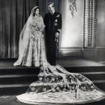 Látku na slonovinové svatební šaty z dílny Normana Hartnella si Alžběta koupila za přídělové kupony. Přispěla jí jimi i vláda a chtěli se zapojit také poddaní, to ale zákon neumožňoval.