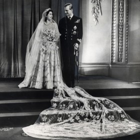 Látku na slonovinové svatební šaty z dílny Normana Hartnella si Alžběta koupila za přídělové kupony. Přispěla jí jimi i vláda a chtěli se zapojit také poddaní, to ale zákon neumožňoval.