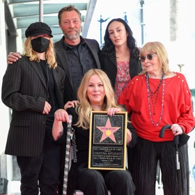 Sadie (vlevo) by se jednou ráda stala zpěvačkou nebo herečkou. Od maminky má ale jasná instrukce - vše až po osmnáctých narozeninách. Do té doby se bude vzdělávat.