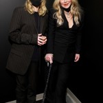 Sadie ráda doprovází maminku do společnosti, často si ale bere respirátor, aby ji fotografové nemohli zvěčnit v celé její kráse.