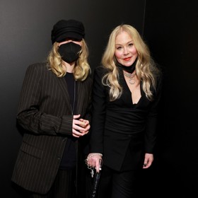 Sadie ráda doprovází maminku do společnosti, často si ale bere respirátor, aby ji fotografové nemohli zvěčnit v celé její kráse.