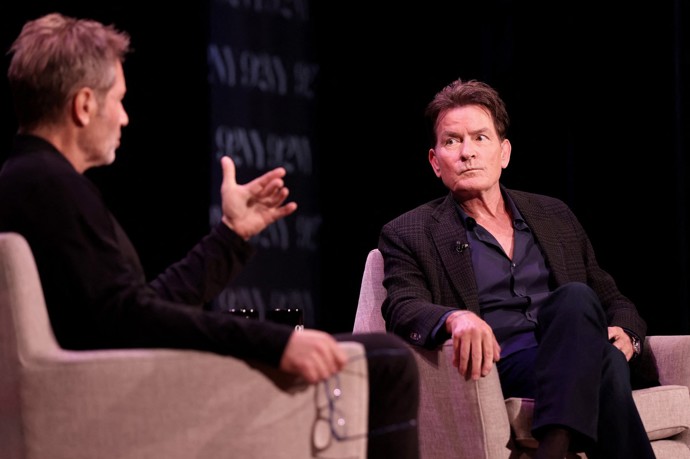 FOTO: Charlie Sheen vypadá v současné době velmi dobře. – stránka 2