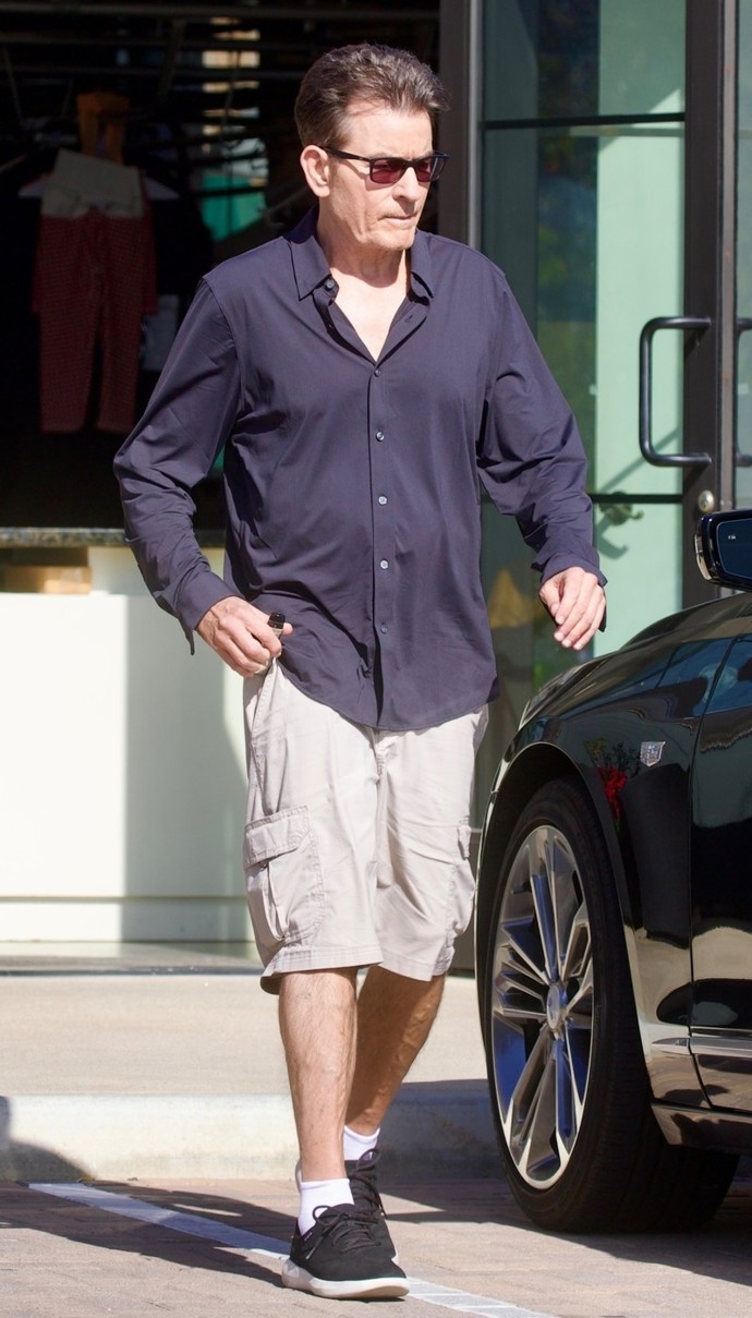 FOTO: Charlie Sheen si je jistý, že virem HIV nikoho nenakazil. – stránka 1