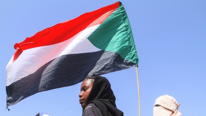 FOTO: Studenti drží súdánskou vlajku během protestu proti porušování lidských práv spáchaného Jednotkami rychlé podpory (RSF).