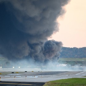 Následky letecké nehody na letišti ve městě Louisville v americkém státě Kentucky.
