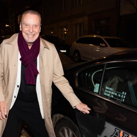 Černobílé základní kousky a béžový trenčkotový kabát Štefan Margita ozvláštnil šálou v trendy vínovém odstínu a potvrdil, že barvy si můžou dovolit i pánové.