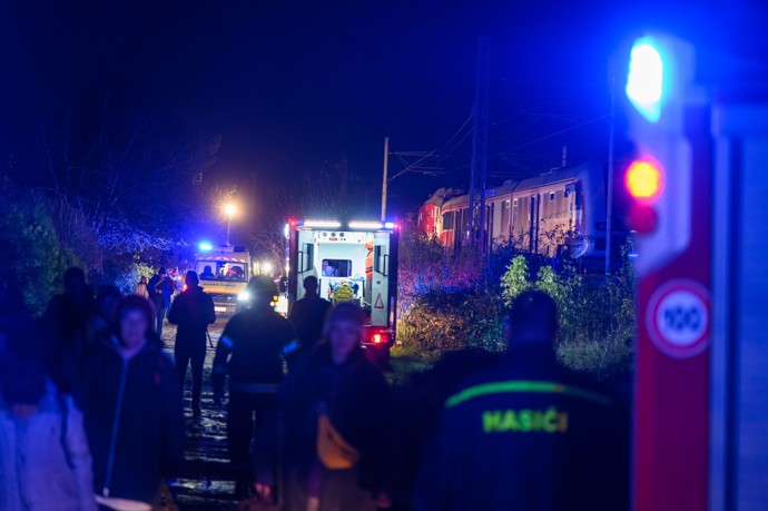 FOTO: Na Slovensku se srazily vlaky, desítky zraněných. – stránka 1