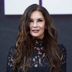 Catherine Zeta-Jones svůj dramatický look doladila decentním líčením i jemnými vlnami.