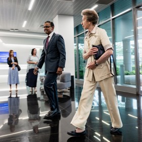 Kostýmek tentokrát oblékla při návštěvě Singapuru a sedí jí jako zamlada. 