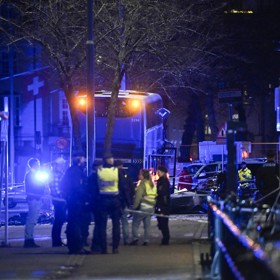 Autobus vjel na zastávku, kde čekala celá řada lidí. Několik z nich je nyní po smrti. 