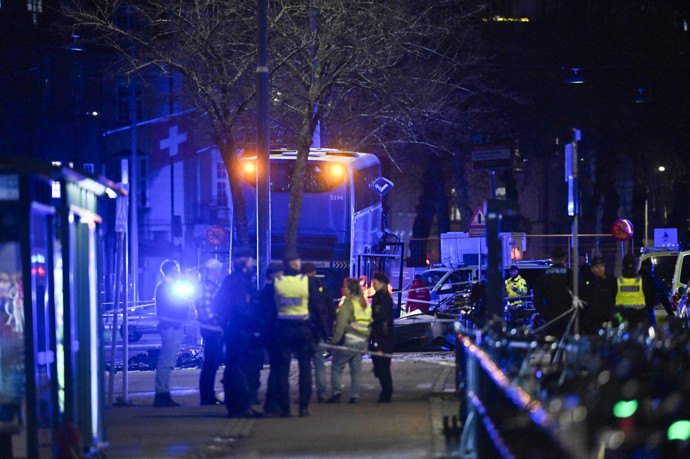 FOTO: Autobus vjel nečekaně na zastávku. – stránka 6