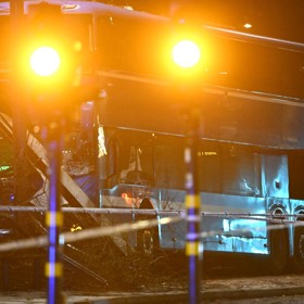 Autobus najel na zastávku plnou lidí.