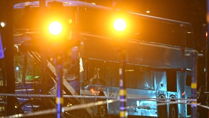 FOTO: Autobus najel na zastávku plnou lidí.