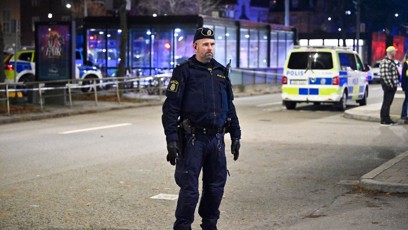 FOTO: Policista hlídkuje u místa nehody.