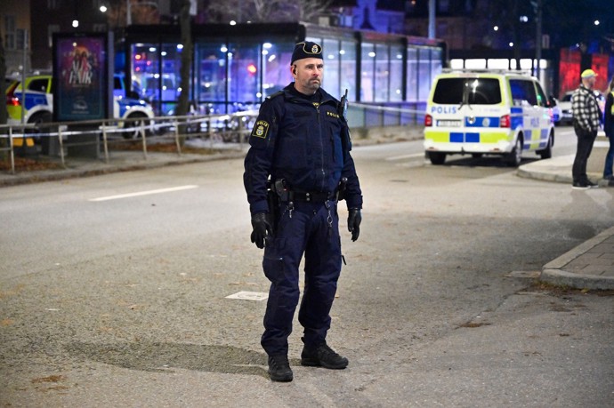 FOTO: Policista hlídkuje u místa nehody. – stránka 2