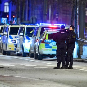 Policisté hlídkují u místa nehody ve Stockholmu.