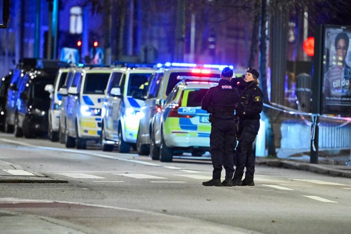 FOTO: Policisté hlídkují u místa nehody ve Stockholmu. – stránka 1
