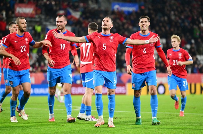 FOTO: Hráči nepřišli po zápase poděkovat fanoušků,, kteří přijeli až do Gibraltaru. – stránka 1