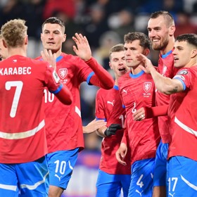 Hráči nedostanou prémie za zápas, nevhodně se chovali k fanouškům..